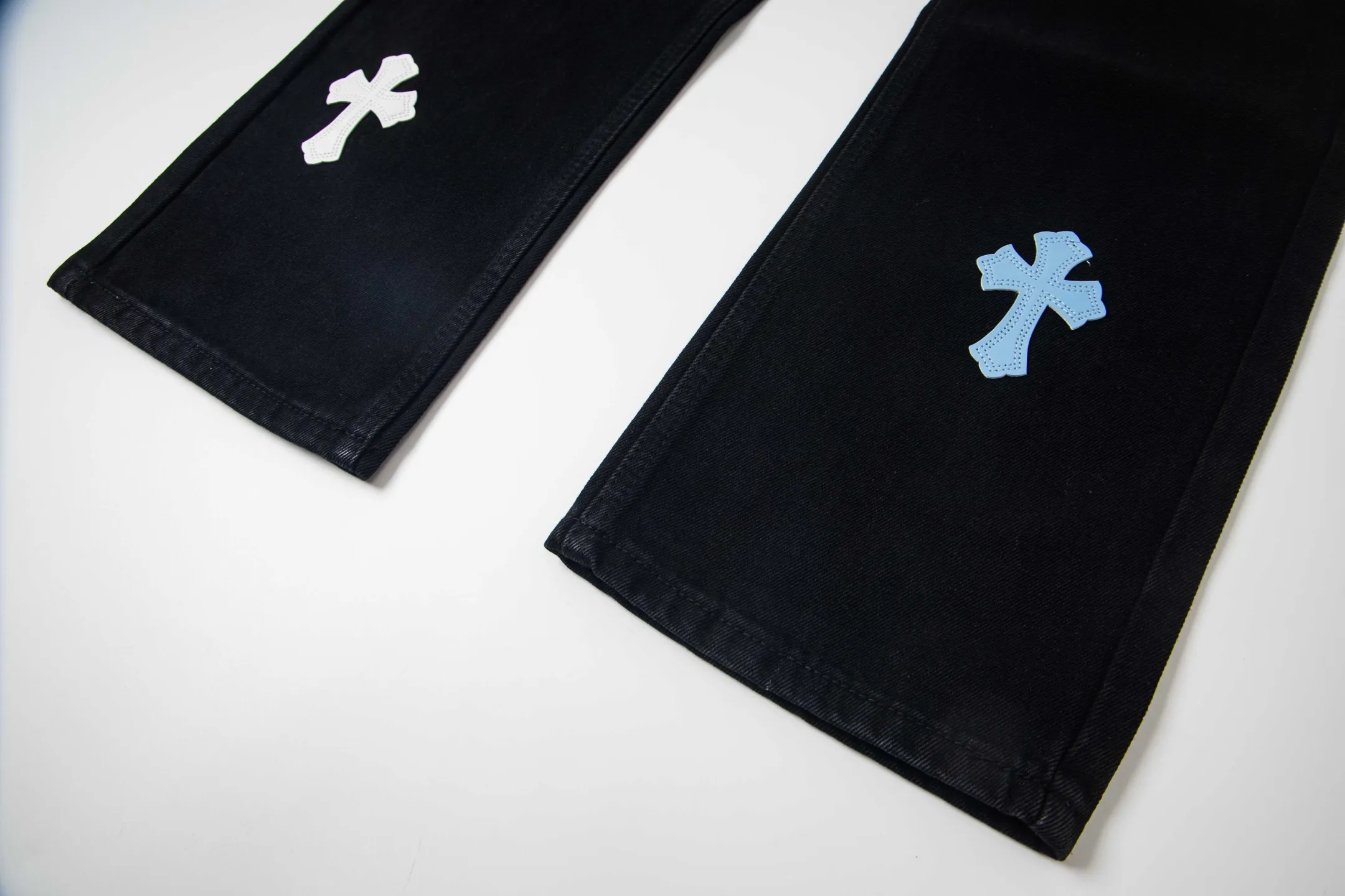 P260 Chrome Hearts Black Pants, Sanskrit Blue and White Multi-Leather Jeans. CH jeans need to be washed and then disassembled and hand-stitched with sheepskin cross leather and then spliced ​​together. The whole piece has too many craftsmanship to explain. The patchwork is decorated with cross patterns and the high-waisted washed jeans! ! Absolutely high-end luxury products, god-level single products and super popular products, made with top heavy industry, a must-see magic weapon. Customized hardware. The fabric is thick and soft after washing. It has good breathability. Customized small leather label. Unique design. The details are simple and elegant, and the workmanship is exquisite. The entire trousers are neatly routed and the details are in place! It’s so cool that both men and women can easily control the genderless trend! Style number: 1801# Color: black Size: 28 30 32 34